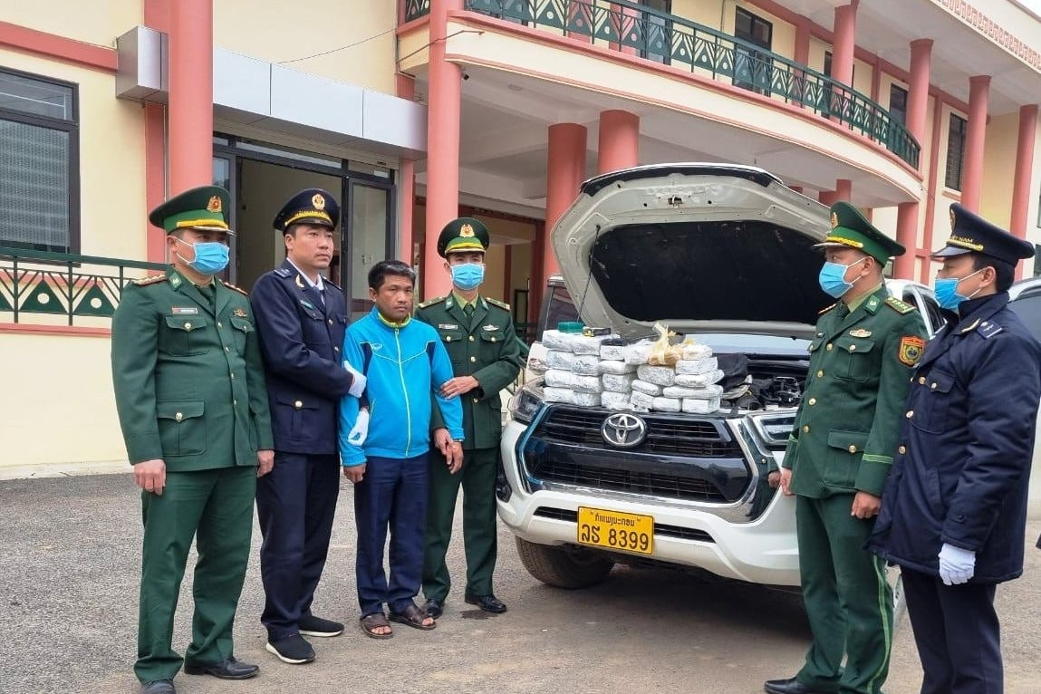 Bắt đối tượng người Lào chở hơn 21kg ma túy, mang theo súng vào Việt Nam