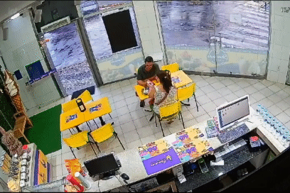Đang ngồi ăn trong cửa hàng, cặp vợ chồng bất ngờ bị ô tô lao vào đâm trực diện