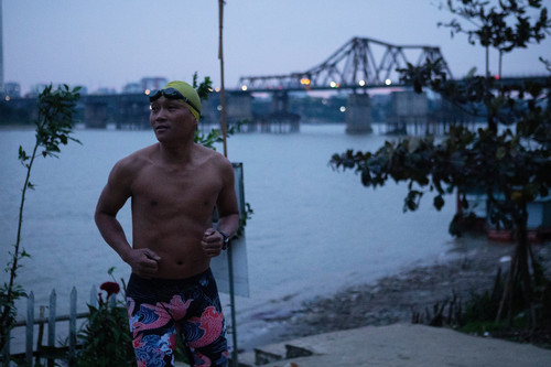 Đội bơi liều mình trên sông Hồng ngày rét dưới 10 độ C