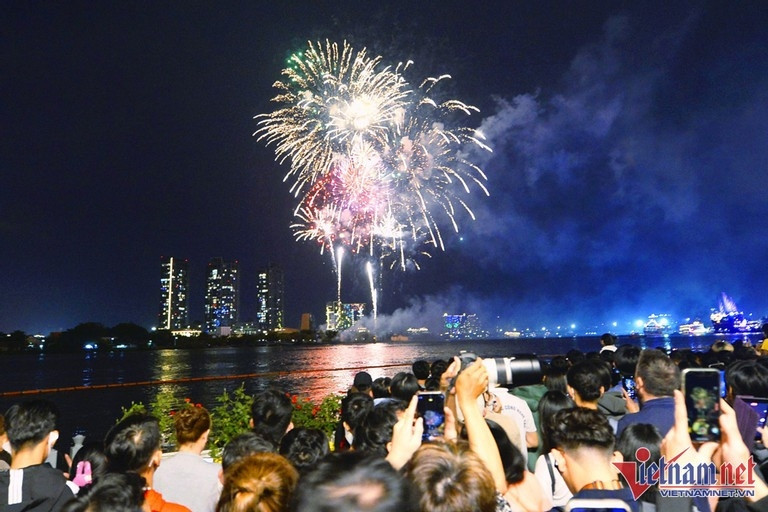 HCM City to hold high-altitude fireworks shows on New Year