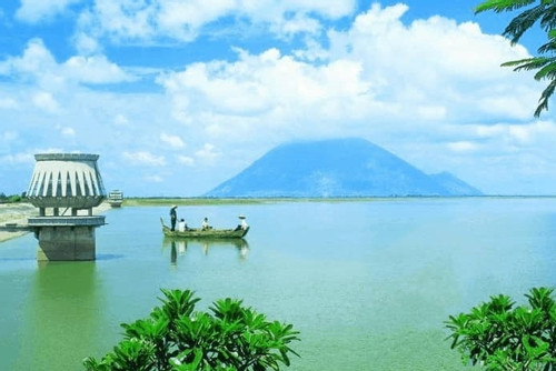 Hồ nước nào ở Việt Nam nằm trên địa phận 3 tỉnh?