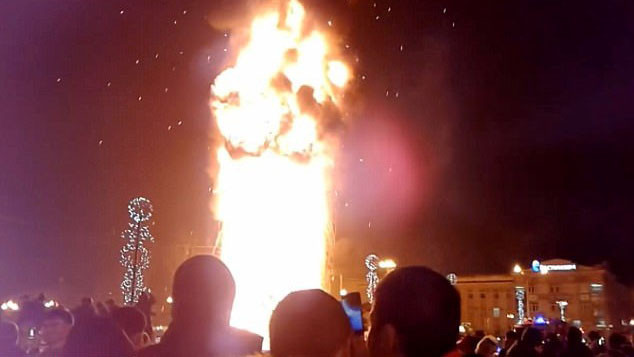 Ngàn người tá hỏa nhìn cây thông 25 m cháy ngùn ngụt đêm giao thừa