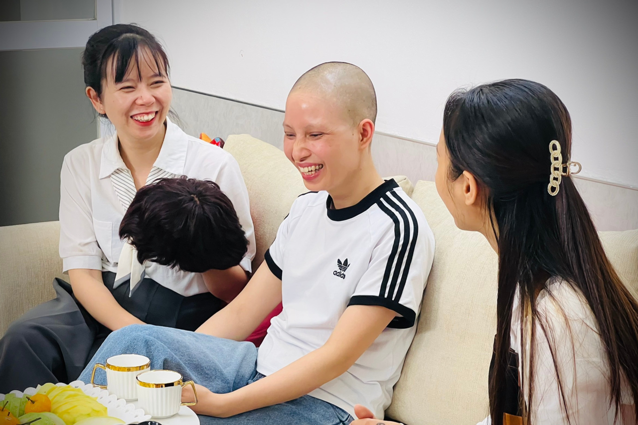 Young cancer patient offers free beauty services for other patients