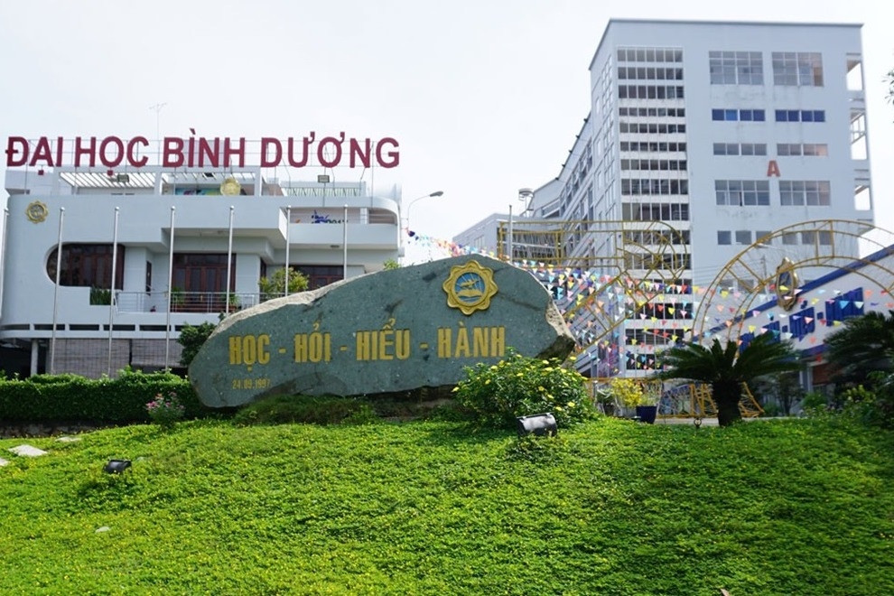 Một học sinh tử vong, nghi rơi từ tầng cao trường ĐH ở Bình Dương