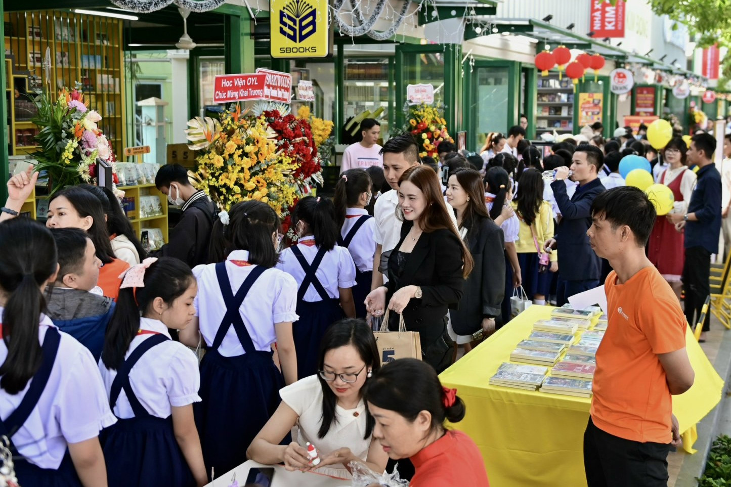 Người TP.HCM chen chân dự khai trương Đường sách Thủ Đức