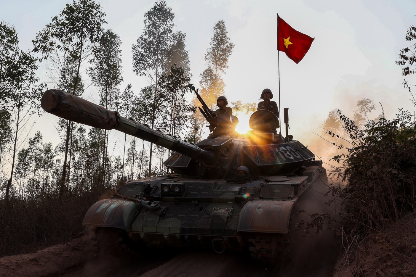 Xe tăng T-54B cải tiến diễn tập đánh chiếm mục tiêu