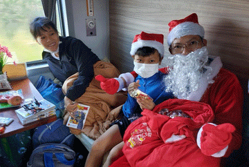 Nhân viên đường sắt 'hóa' ông già Noel phát quà trên tàu, hành khách thích thú