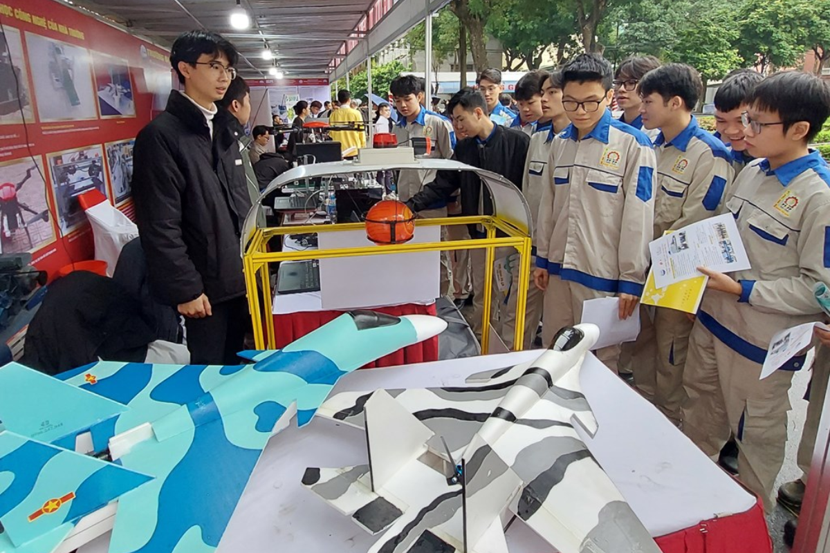 Đưa nông dân vào hợp tác xã, hút sinh viên về quê làm nông