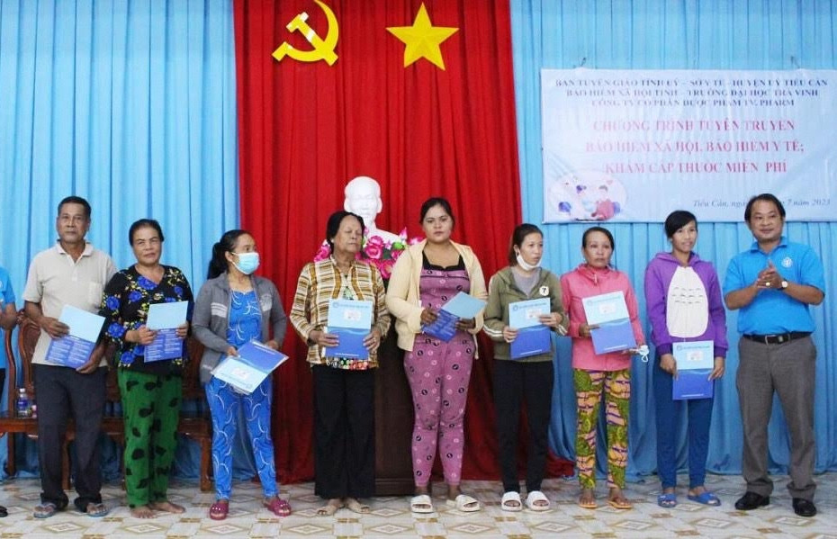 Gần 6.000 thẻ BHYT cho người dân có hoàn cảnh khó khăn ở Tiểu Cần - Trà Vinh