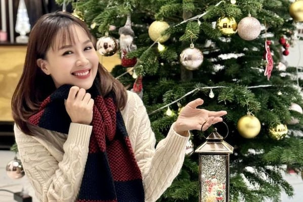 Hồng Diễm xinh tươi đón Noel, NSND Thu Quế trẻ trung không ngờ tuổi 54