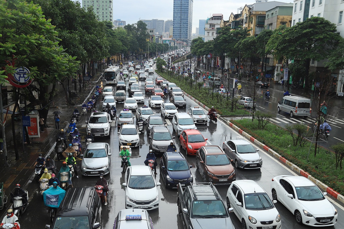 Loạt địa phương muốn thu phí khí thải với ô tô và xe máy, Bộ Tài chính nói gì?