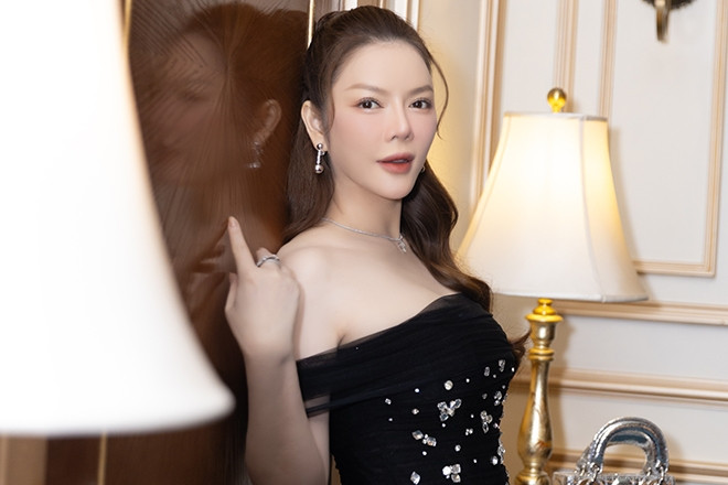 Lý Nhã Kỳ đeo trang sức gần 2 tỷ chơi Giáng sinh