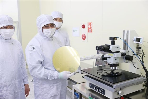 PM visits northern region's first semiconductor chip factory in Bac Giang hinh anh 1