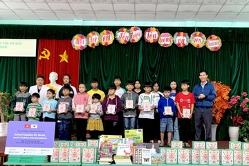 Shinhan Finance tặng sách, đồ dùng học tập cho trẻ em làng S.O.S Quy Nhơn