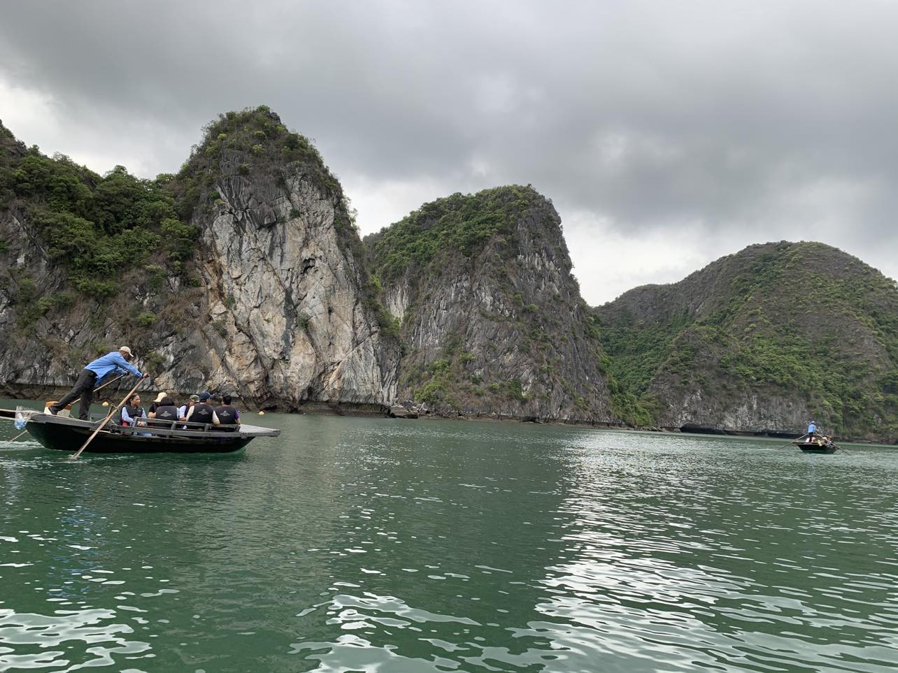 Tham quan tren vinh.jpg