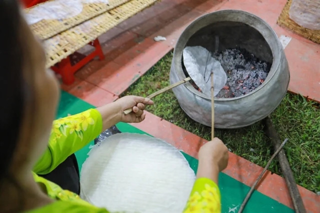 The meticulousness process to make Trang Bang dew-soaked rice paper