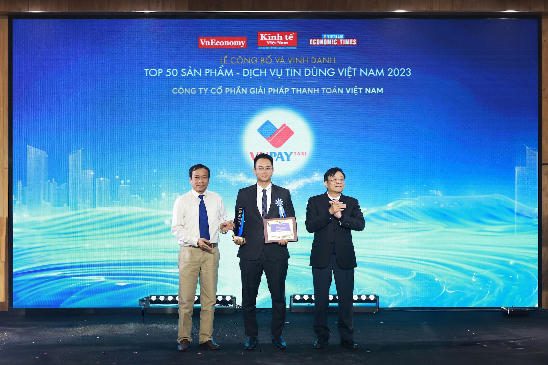 VNPAY Taxi nhận giải dịch vụ tin dùng Việt Nam năm 2023