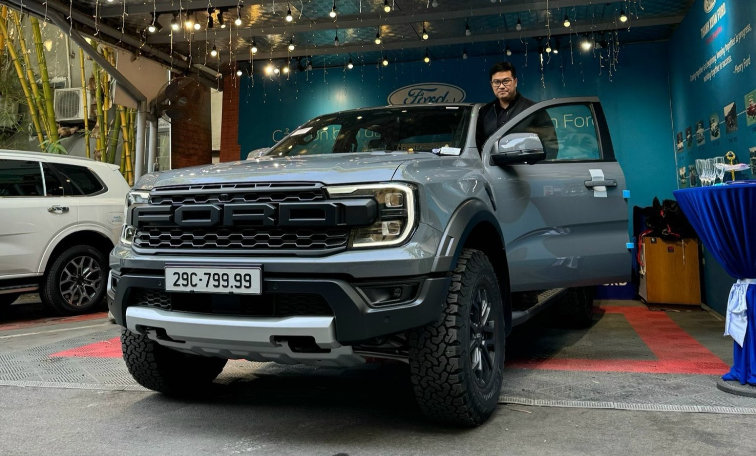 Biển số 'Thần Tài lớn' từ xe tải cũ gắn lên Ford Raptor cực chất