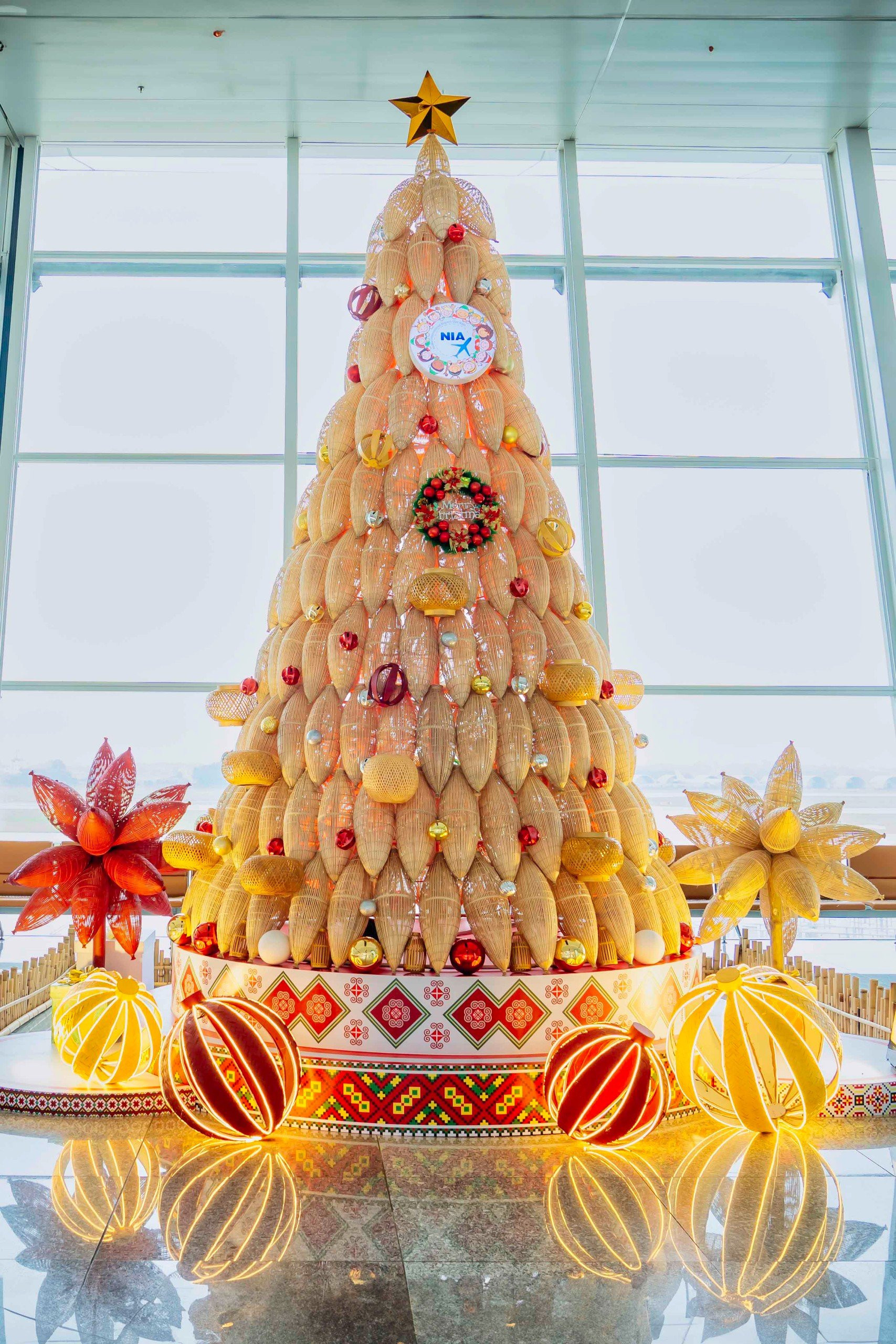 cay thong noel duoc ket tu nhieu chiec den do tre tai nha ga hanh khach t2.jpg