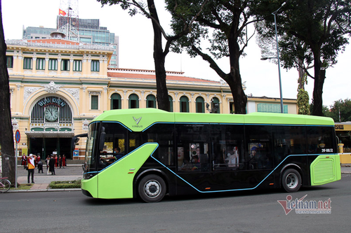 Electric-bus route stops service in HCMC as losses pile up