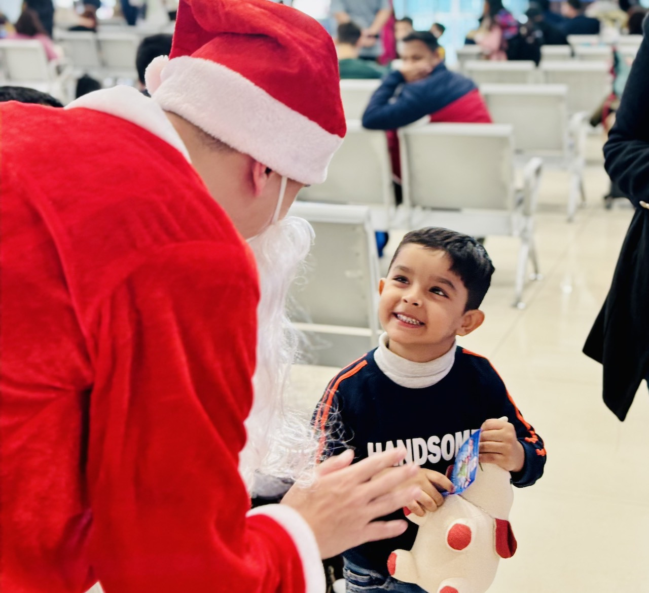 mot be trai rat vui khi duoc ong gia noel tang qua.jpg