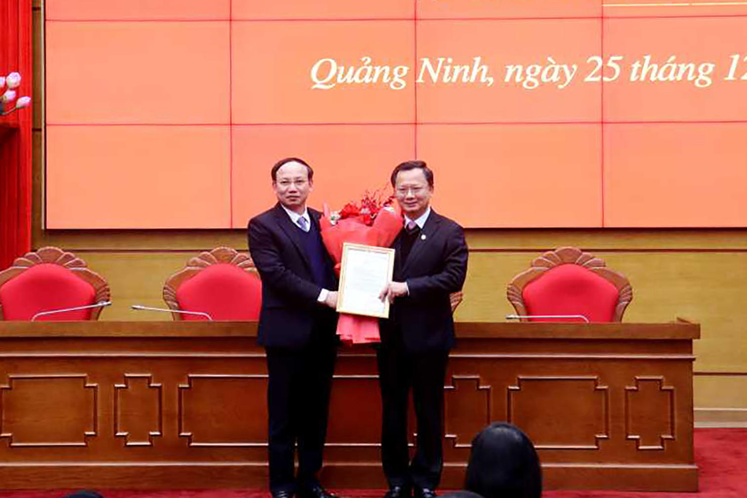 cong bo quyet dinh cua ban bi thu trung uong dang ve cong tac can bo1.jpeg