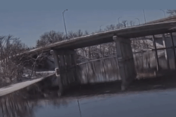 Khoảnh khắc xe tải húc bay lan can cầu rồi lao thẳng xuống sông