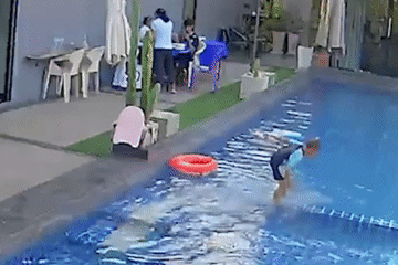 Người đàn ông nhanh trí nhảy xuống bể bơi cứu bé trai đuối nước