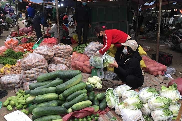 Nông sản chủ yếu bán ở chợ, ‘sáng tươi chiều héo’