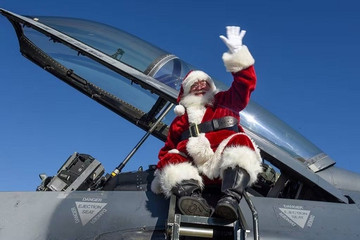 ‘Ông già Noel’ bị cấm lên máy bay, trực thăng quân sự Mỹ