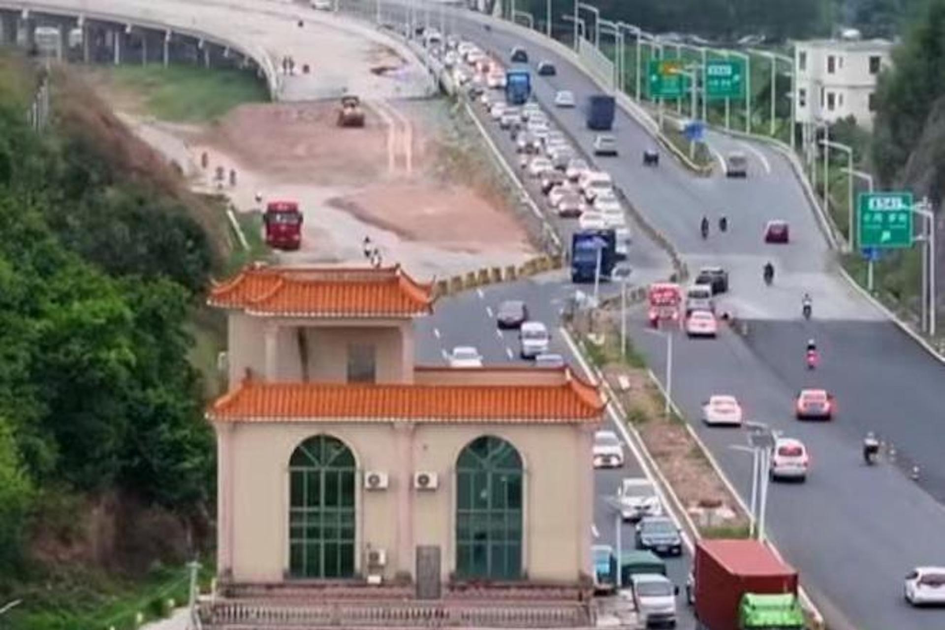 Trung Quốc phá dỡ biệt thự nằm chình ình án ngữ giữa đại lộ