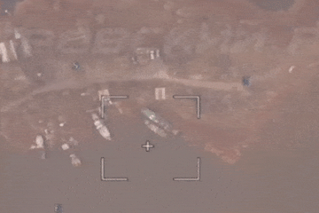 Video UAV cảm tử Nga bắn cháy tàu chiến của Ukraine