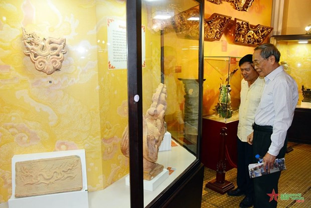 Antiques with dragon images displayed in HCM City hinh anh 1