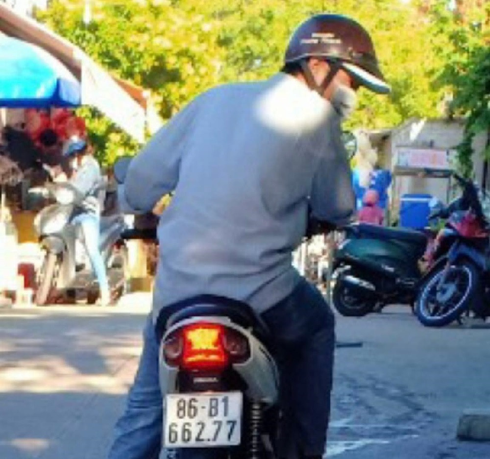 be trai lop 1 bi nguoi la dua len xe cho di nha truong kip thoi ngan chan.jpg