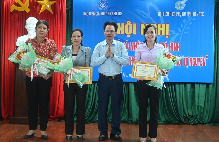BHXH tỉnh Bến Tre tặng giấy khen cho 44 tập thể, cá nhân