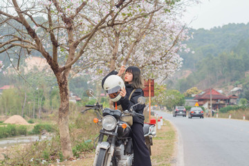 Cô gái Bắc Giang một mình lái mô tô xuyên Việt, vừa kiếm tiền vừa 'học cách ôm'
