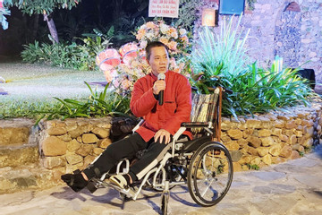 Con trai NSND Trần Nhượng gặp tai nạn không ngờ, ngồi xe lăn ra mắt phim hài Tết