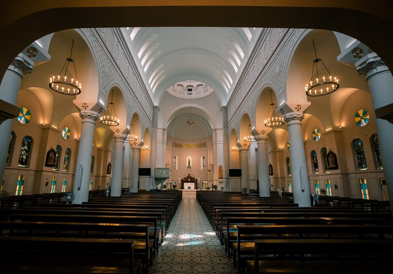 english catholic mass in hanoi cua ba church.jpg