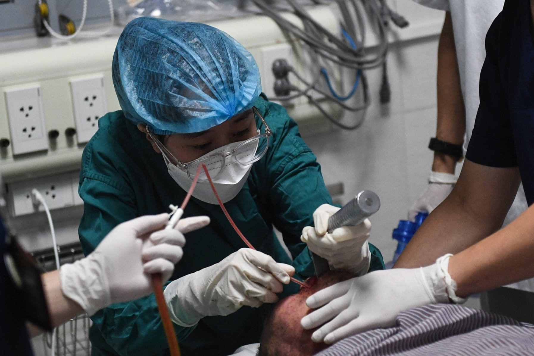 Khi nào bác sĩ có quyền từ chối khám chữa cho bệnh nhân?