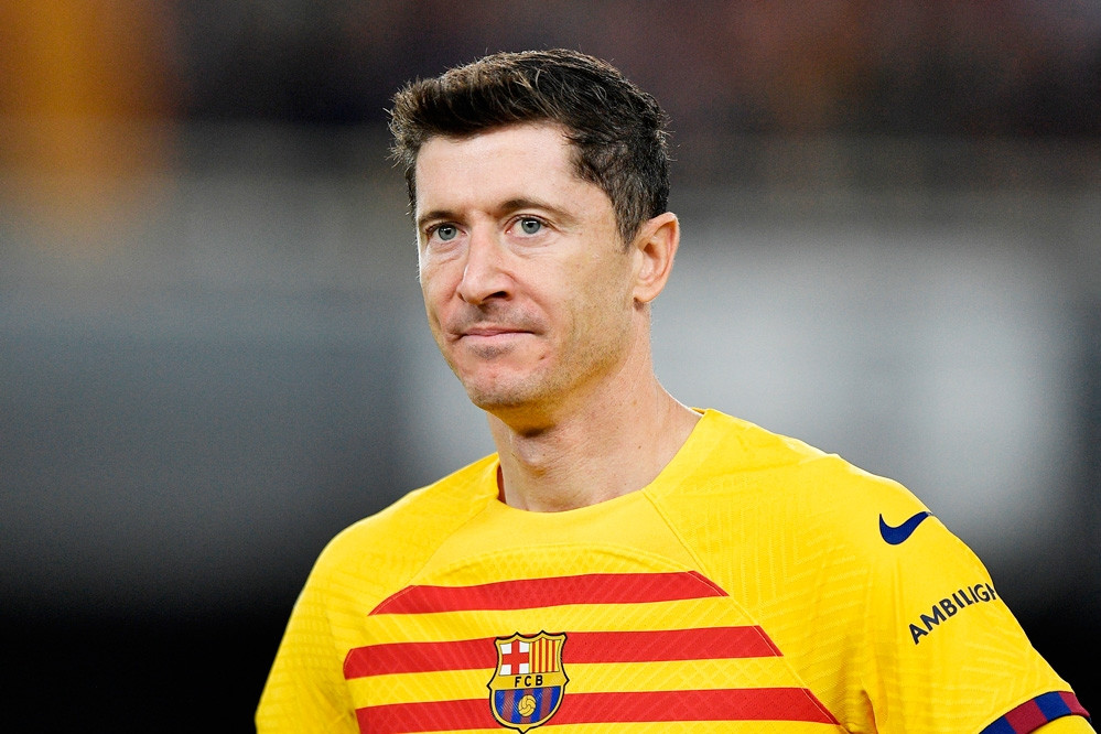 Mất phong độ, Lewandowski bị Barca lật kèo lương