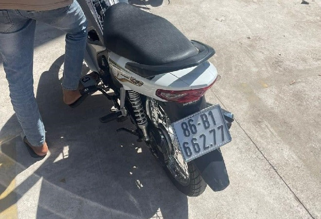 nguoi dan ong la mat tiep can hoc sinh lop 1 o binh thuan.jpg