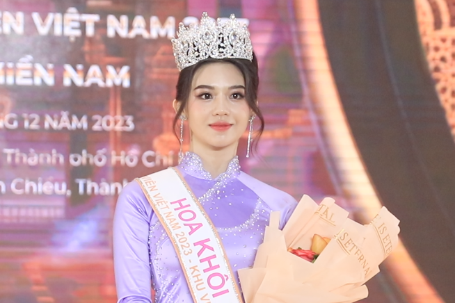 Nữ sinh Nhân văn bật khóc khi đăng quang Hoa khôi Sinh viên miền Nam