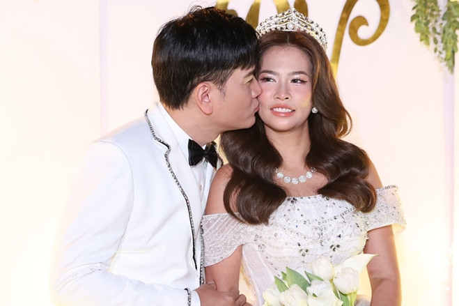 Quách Thành Danh hôn vợ kém 8 tuổi: 'Hôm nay, em là cô dâu đẹp nhất'