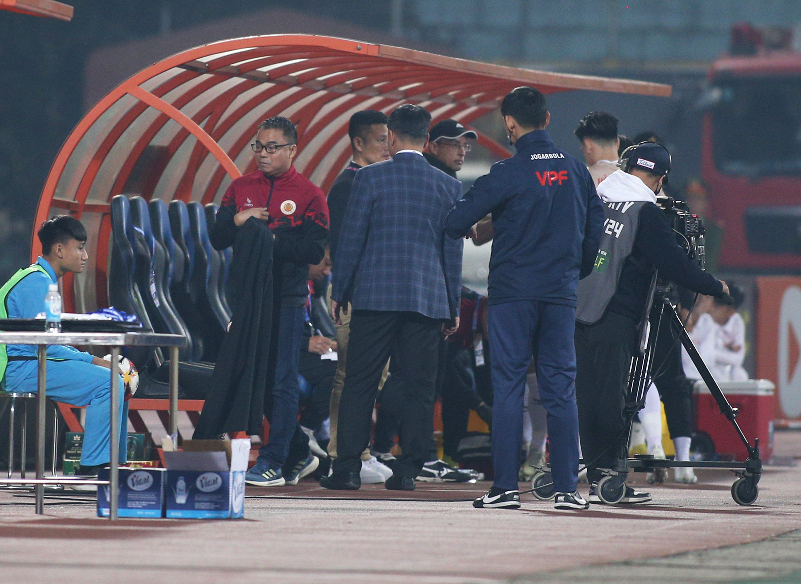 HLV CAHN xô xát trọng tài, nhận thẻ đỏ vẫn không chịu rời sân 8 tran tien dai 9 1489