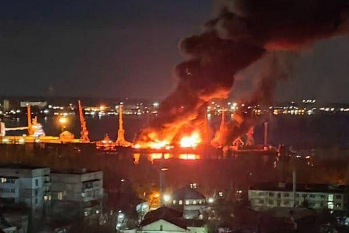 Video vụ nổ rung chuyển Crưm làm tàu chiến Nga bị hư hại