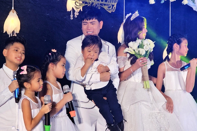 Vợ chồng Quách Thành Danh bế con trai bị bệnh tim biểu diễn trong đám cưới