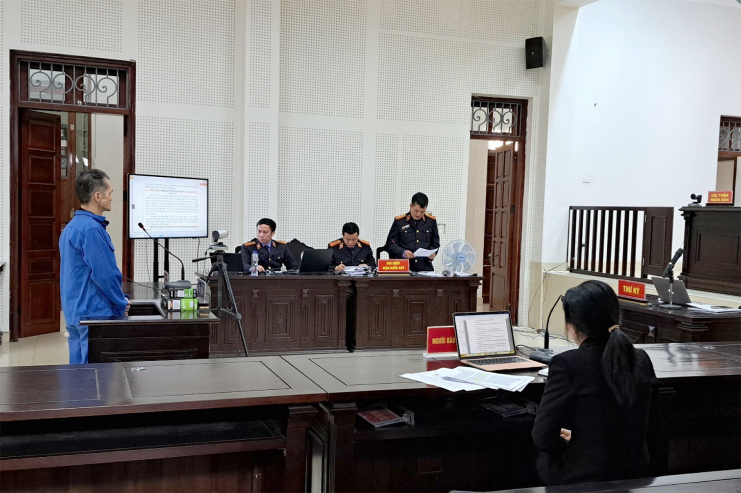 xuvuj giet nguoi copy.jpg