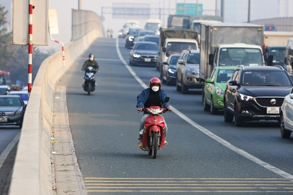 Bất chấp bị phạt nặng, nhiều người vẫn đi xe máy lên Vành đai 3 trên cao