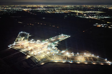 Công trường nhà ga sân bay Long Thành sáng rực giữa đêm, hoa sen dần 'lộ diện'