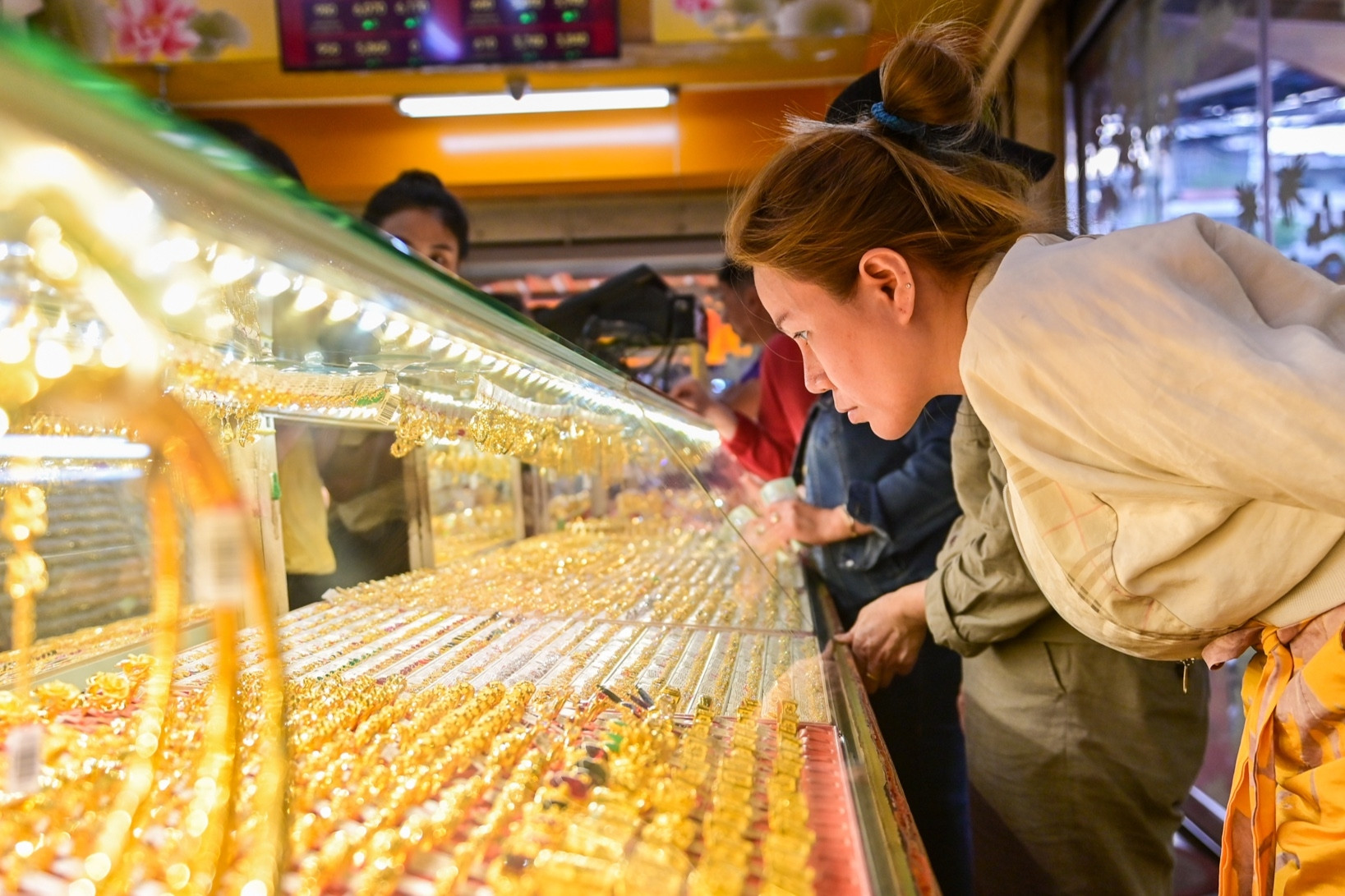 Giá vàng miếng SJC chênh chưa từng có, rủi ro 'đổ đầu' người mua